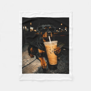 Cooler Rottweiler trinkt eisgekühlten Kaffee, lust Fleecedecke