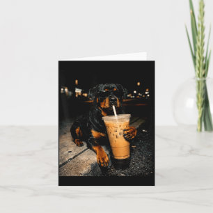 Cooler Rottweiler trinkt eisgekühlten Kaffee, lust Karte