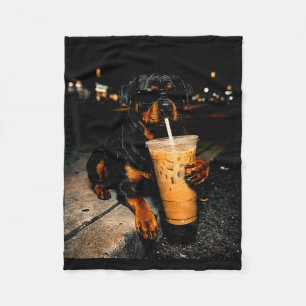 Cooler Rottweiler trinkt eisgekühlten Kaffee lusti Fleecedecke