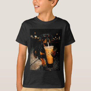 Cooler Rottweiler trinkt eisgekühlten Kaffee lusti T-Shirt