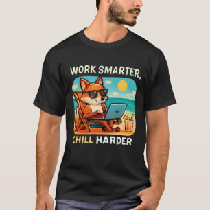 Cooler Smart Fox am Strand mit Laptop T-Shirt