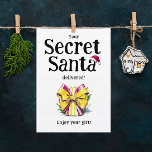 Cooler Spaß farbenfroh Geheimnis Santa Gift Bow Wa Feiertagskarte<br><div class="desc">Verbringen Sie Ihren Urlaub mit unserer schönen Secret Santa Grußkarte! Mit einem farbenfrohen Aquarellgeschenk mit gelben und magentafarbenen Streifen und einem modernen Drehbuch, das mit einem lustigen Hut aus dem Weihnachtsmann geschmückt ist, bringt diese Karte sicher ein Lächeln. Der Text ist vollständig anpassbar, Sie können ihn durch Ihre persönliche Urlaubsbotschaft...</div>