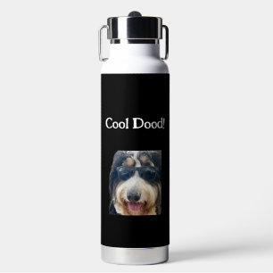Cooler Typ Hund Trinkt aus Wasserflasche mit Sonne Trinkflasche