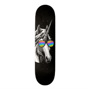 Cooler Unicorn mit Regenbogensonnenbrillen Skateboard
