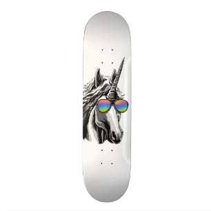 Cooler Unicorn mit Regenbogensonnenbrillen Skateboard