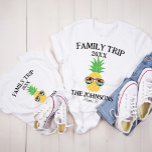 Cooler Vintager Sonnenuntergang Retro Individuelle T-Shirt<br><div class="desc">Lassen Sie sich von unserem Coolen Vintagen Sunset Retro Custom Family Vacation T - Shirt verzaubern, das perfekte Kleidungsstück für Ihren nächsten unvergesslichen Aufenthalt. Dieses Shirt ist in einem Retro-inspirierten Design mit einem atemberaubenden Sonnenuntergang gestaltet und ist nicht nur eine Bekleidung, sondern ein wahrer Genuss für gepflegte Momente. Personalisieren Sie...</div>