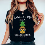 Cooler Vintager Sonnenuntergang Retro Individuelle T-Shirt<br><div class="desc">Lassen Sie sich von unserem Coolen Vintagen Sunset Retro Custom Family Vacation T - Shirt verzaubern, das perfekte Kleidungsstück für Ihren nächsten unvergesslichen Aufenthalt. Dieses Shirt ist in einem Retro-inspirierten Design mit einem atemberaubenden Sonnenuntergang gestaltet und ist nicht nur eine Bekleidung, sondern ein wahrer Genuss für gepflegte Momente. Personalisieren Sie...</div>