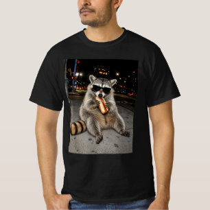 Cooler Waschbär isst Hot Dog City Nacht  T-Shirt