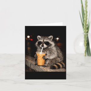 Cooler Waschbär trinkt eisgekühlten Kaffee lustige Karte