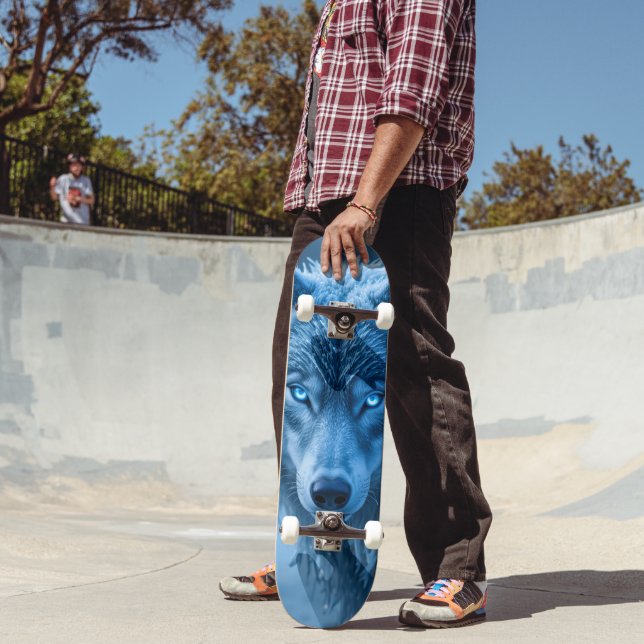 Cooler Wolf Mit Leuchtend Blauen Augen Skateboard (Außenbereich 2)