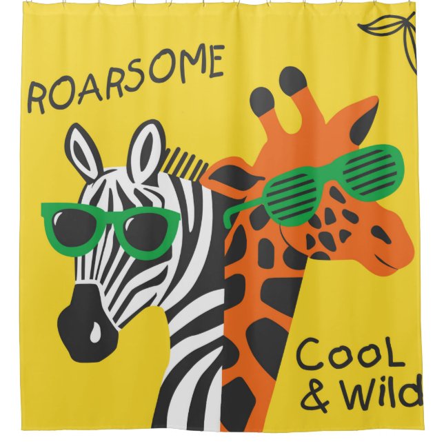 Cooler Zebra und Giraffe mit Brille auf gelb b Duschvorhang (Vorderseite)