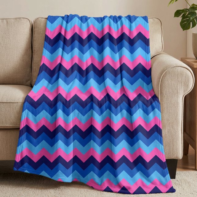 Cooles blaues Rosa Zickzack drucken Große Fleece B (Cool Blue Pink Chevrons Large Fleece Blanket draped on sofa in a living room.)