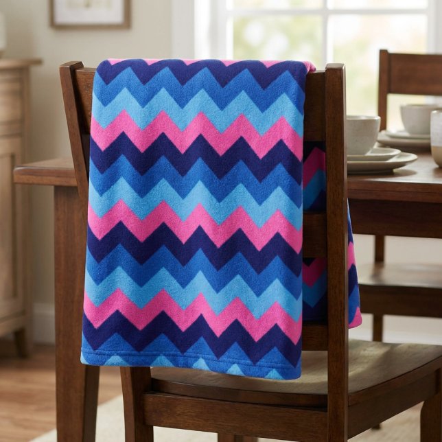 Cooles blaues Rosa Zickzack drucken Kleines Fleece (Cool Blue Pink Chevrons Small Fleece Blanket draped on back of chair )