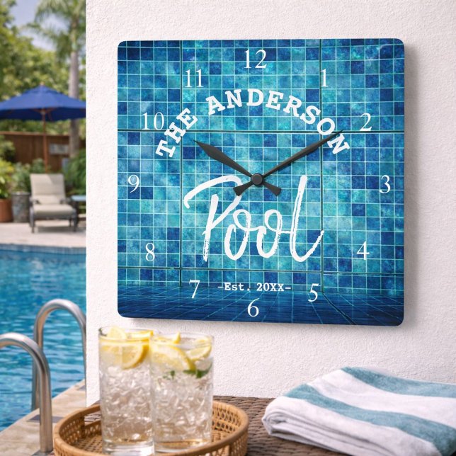 Cooles blaues Schwimmbad Familienname La Quadratische Wanduhr (Von Creator hochgeladen)