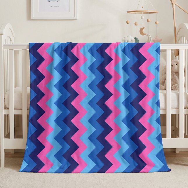 Cooles blaurosa Zickzack Druckmedium Fleece Blanke (Cool Blue Pink Chevrons Medium Fleece Blanket draped over the side of a baby crib in nursery.)