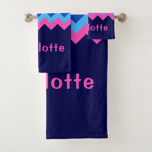 Cooles blaurosa Zickzack Monogramm Badetuch Set (Insitu)