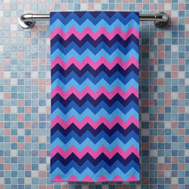 Cooles blaurosa Zickzack Muster Badetuch Badehandtuch (Cool Blue Pink Chevron Pattern Bath Towel hanging on a rack in a bathroom against tiled wall.)