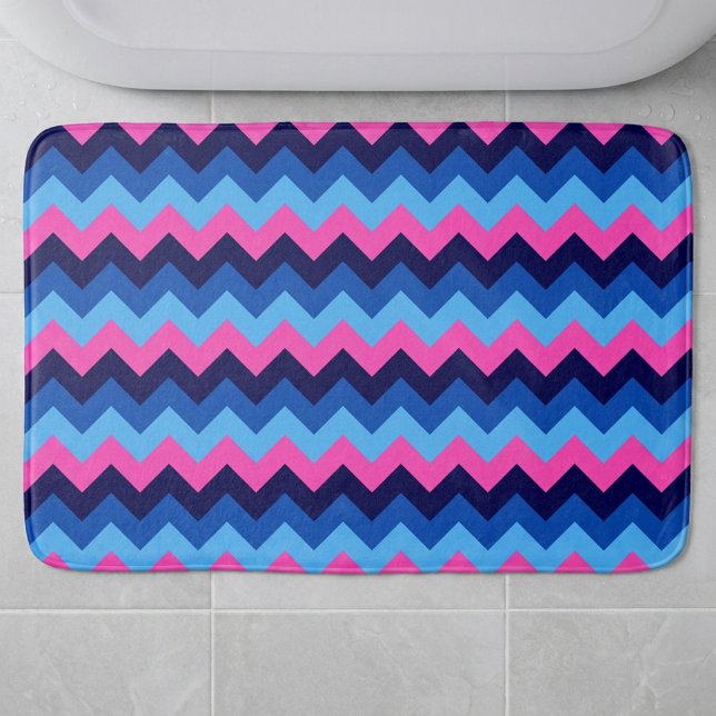 Cooles blaurosa Zickzack Muster Große Badematte (Cool Blue Pink Chevron Pattern Large Bath Mat laying on floor in front of tub in a bathroom.)