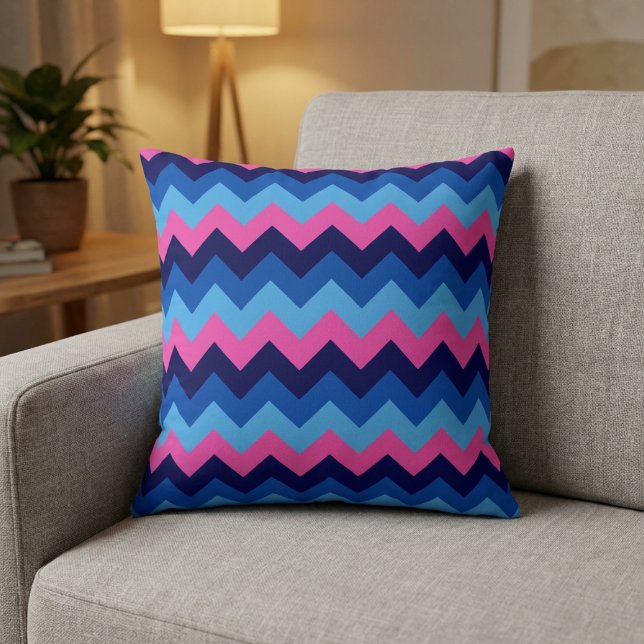 Cooles blaurosa Zickzack Muster Kissen (Cool Blue Pink Chevron Pattern Throw Pillow on a sofa in a living room.)