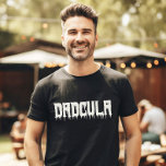 Cooles DADCULA-Skript-Vater-Halloween T-Shirt<br><div class="desc">Embraboe dein cooles DADCULA! 🎃 Passen Sie dieses lustige Halloween-Tee mit Ihrer eigenen Drehung an. Machen Sie sich bereit für einen leckeren Vampirstil! Passende Shirts für Momster,  wenig Boo etc. vorhanden. 👻 #CoolDaddyTee #HalloweenFun #DadsKostüm #Dadcula</div>