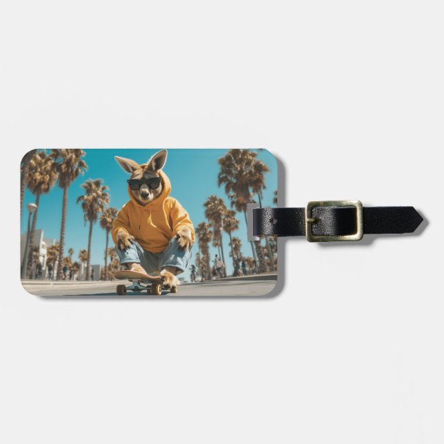 Cooles Kangaroo in Sonnenbrille auf einem Skateboa Gepäckanhänger (Vorderseite horizontal)
