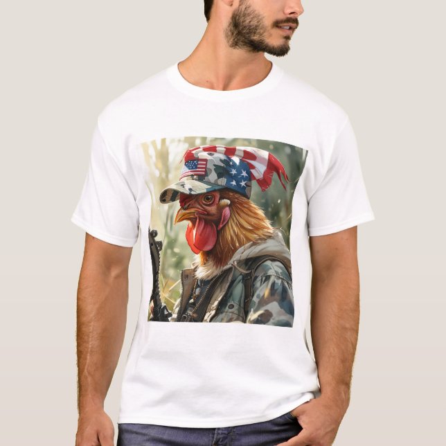 Cooles MAGA-Hühnchen mit Gun Camouflage Cap Rooste T-Shirt (Vorderseite)