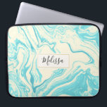 Cooles Marmordesign in Türkis und Creme Laptopschutzhülle<br><div class="desc">Ein eleganter und raffinierter Laptop-Ärmel mit elegantem Marmormuster aus Imitat und wirbelfarbenen türkisblauen und cremefarbenen Tönen. Ein cremefarbener Rahmen mit goldgelbem Rahmen überlagert mit einem personalisierten Namen innen.</div>