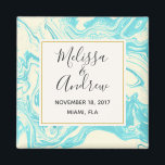 Cooles Marmordesign in Türkis und Creme Magnet<br><div class="desc">Eine Save the Date Erinnerung oder ein einfaches Gedenkstück. Ein stilvoller und raffinierter Hochzeitsmagnet mit elegantem Marmormuster aus Imitat und wirbelfarbenen türkisblauen und cremefarbenen Tönen. Oben platziert ist ein cremefarbener Rahmen mit einer goldenen Grenze mit Ihren Hochzeitsdetails.</div>