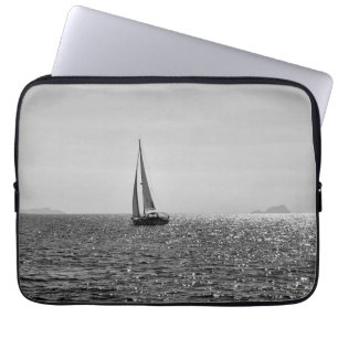 Cooles modernes Foto von Segelbooten im Sommer Laptopschutzhülle