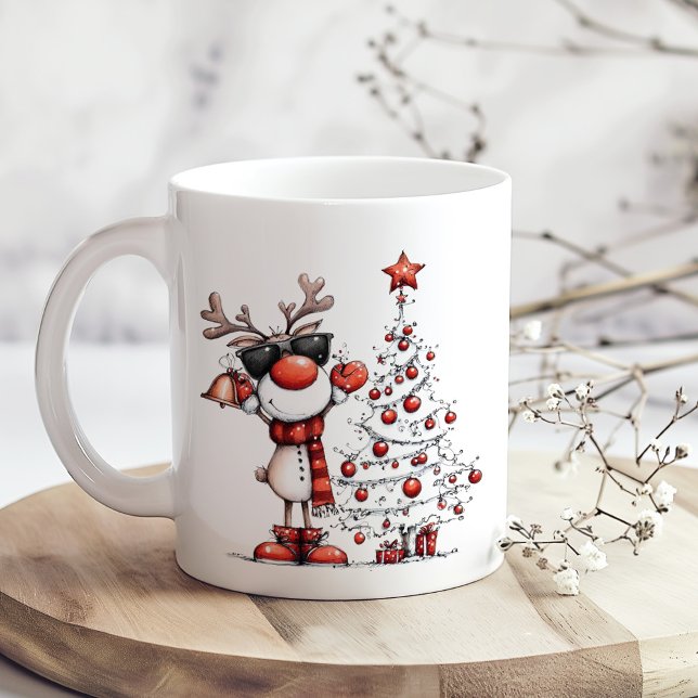 Cooles Rentier-Weihnachtstasse – Oh Hirsch! Kaffeetasse (Cool Reindeer Christmas Mug – Oh Deer! on a boho wooden table with tiny white flowers)