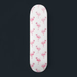 Cooles rosa tropisches Flamingo-Muster in Weiß Skateboard<br><div class="desc">Das rosa Flamingo-Muster im weißen Hintergrund. Die rosa Flamingo Bird Print ist ein großartiges Geschenk für ein tropisches Party im Sommer.</div>
