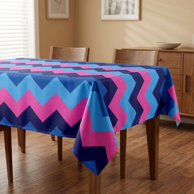 Cooles, rosa Zickzack Muster Kleine Tablette Tischdecke (Cool Blue Pink Chevron Pattern Small Tablecloth covering a table in a dining room in a home.)