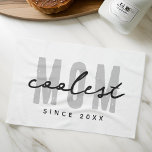 Coolste Mama seit 20XX Moderne, einfache Preppy Geschirrtuch<br><div class="desc">Dieses einfache und moderne Design besteht aus san-Serifentypografie.</div>