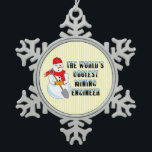Coolster Bergbauingenieur Snowman Schneeflocken Zinn-Ornament<br><div class="desc">Ein Schneemann,  der eine Schaufel mit Schal und Mütze trägt,  mit dem weltweit coolsten Text des Bergbauingenieurs,  ist ein lustiges Geschenkdesign für Unis und berufliche Ingenieure.</div>