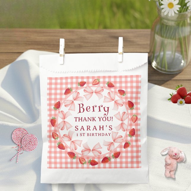Coquette Berry Erster Geburtstag Rot Gingham Geschenktütchen (Coquette Berry First Birthday Red Gingham Favor Bag)