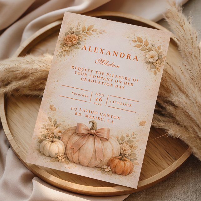 Coquette Bow Pumpkin Fall Graduation Einladung (Von Creator hochgeladen)
