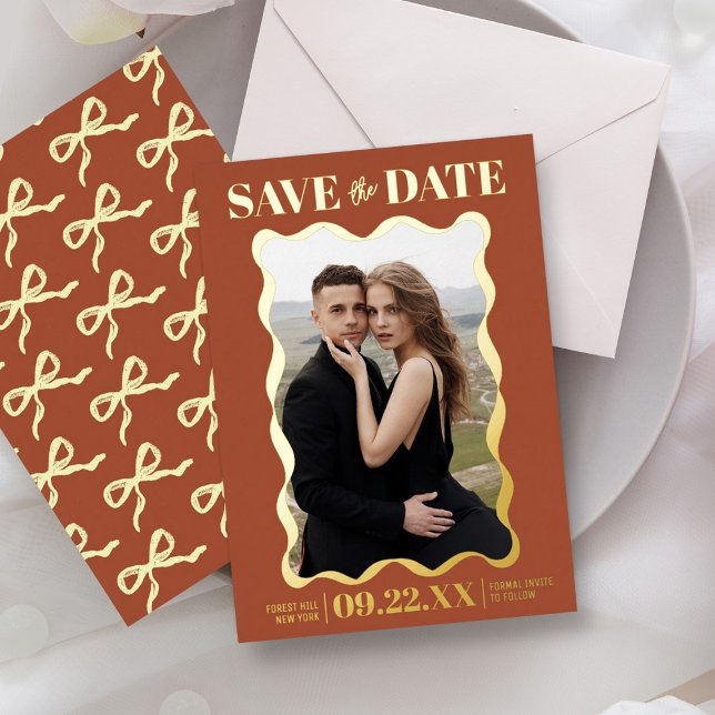Coquette Bow Retro Wedding Foto Save the Date Folieneinladung (Von Creator hochgeladen)