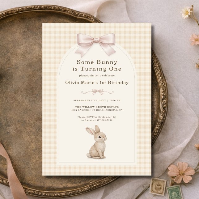 Coquette Bunny Gingham 1. Geburtstag Einladung (Von Creator hochgeladen)