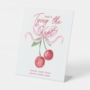 Coquette Cherry   Sie bindet den Knoten Sockelschild