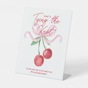 Coquette Cherry Sie bindet den Knoten Sockelschild
