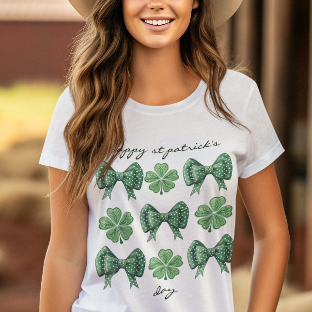 Coquette-Kleiderbügel und grüne Bögen mit weißen P T-Shirt (Happy St Patrick's Day customizable coquette design with bows and clover )