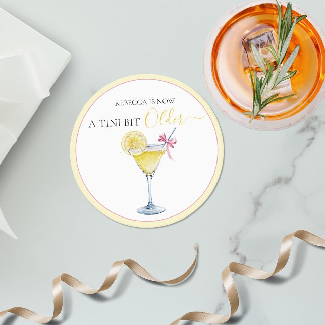 Coquette Lemon Cocktail A Tini Bit Older Birthday Runder Pappuntersetzer (Von Creator hochgeladen)