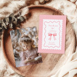 Coquette Pink Aquarellbogen 1. Geburtstag Dankeskarte<br><div class="desc">Erleben und teilen Sie die Freude am ersten Geburtstag Ihres Mädchens mit unserem bezaubernden Foto Niedlich Pink Bow Coquette 1. Geburtstag Dankeschön Card. Diese personalisierte Karte ist der perfekte Weg, um Ihren Gästen Dankbarkeit auszudrücken und gleichzeitig die wertvollen Erinnerungen zu schätzen, die während der Feier gemacht wurden. Die Karte ist...</div>