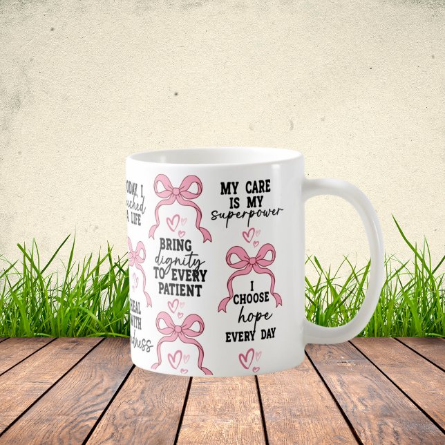 Coquette Pink Bow Nurse Geschenk, RN Abschluss Kaffeetasse (Von Creator hochgeladen)