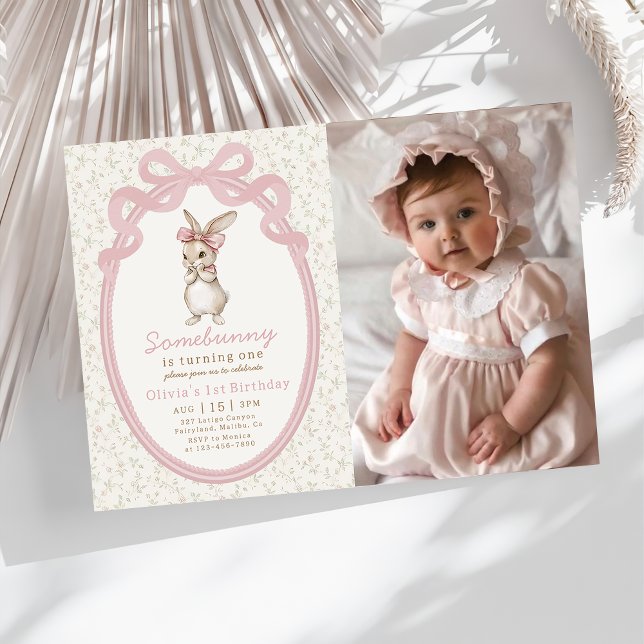 Coquette Some Bunny 1st Birthday Photo Invitation Einladung (Von Creator hochgeladen)