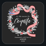 Coquito Christmas Wreath Quadratischer Aufkleber<br><div class="desc">Coquito-Etikett mit einem Weihnachtskranz und Puerto-Rico-Fahnenband.</div>