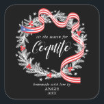 Coquito Christmas Wreath Quadratischer Aufkleber<br><div class="desc">Coquito-Etikett mit einem Weihnachtskranz und Puerto-Rico-Fahnenband.</div>