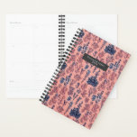 Coral Blue Pattern Planer<br><div class="desc">Muster mit Abbildungen von blauen Korallen über einem korallenrosa Hintergrund. Personalisieren Sie mit dem Namen auf der Vorderseite.</div>