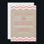 Coral Chevrons auf Einladung von Burlap Wedding<br><div class="desc">Coral-weiße Chevrons auf einem illustrierten Kraterrand Akzent dieser Hochzeitseinladung. Die koordinierende UAWG steht zur Verfügung. Sollten Sie jedoch zusätzliche Gegenstände für Ihre Hochzeit benötigen,  kontaktieren Sie uns bitte unter prettyfancyinvites@gmail.com mit Ihrer Anfrage.</div>