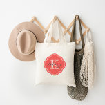 Coral Custom Personalisiert Monogram Tragetasche<br><div class="desc">Niedliche Girly Modern Tote Bag mit individuellem Personalisierten Namen und Initial Monogramm in einer Vintag marokkanischen Quatrefolie Kleber Form Rahmen Border</div>